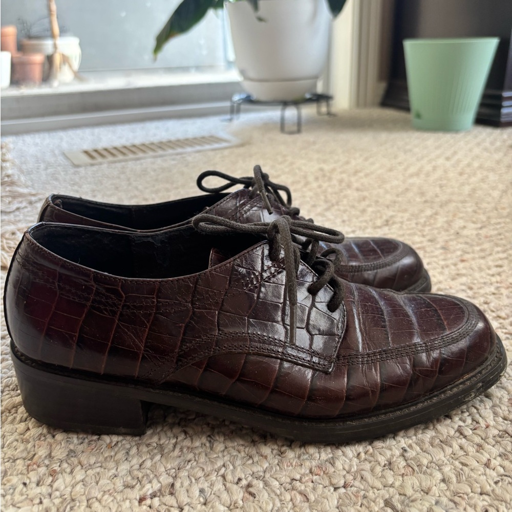 Liz Claiborne leather oxford lace up shoe